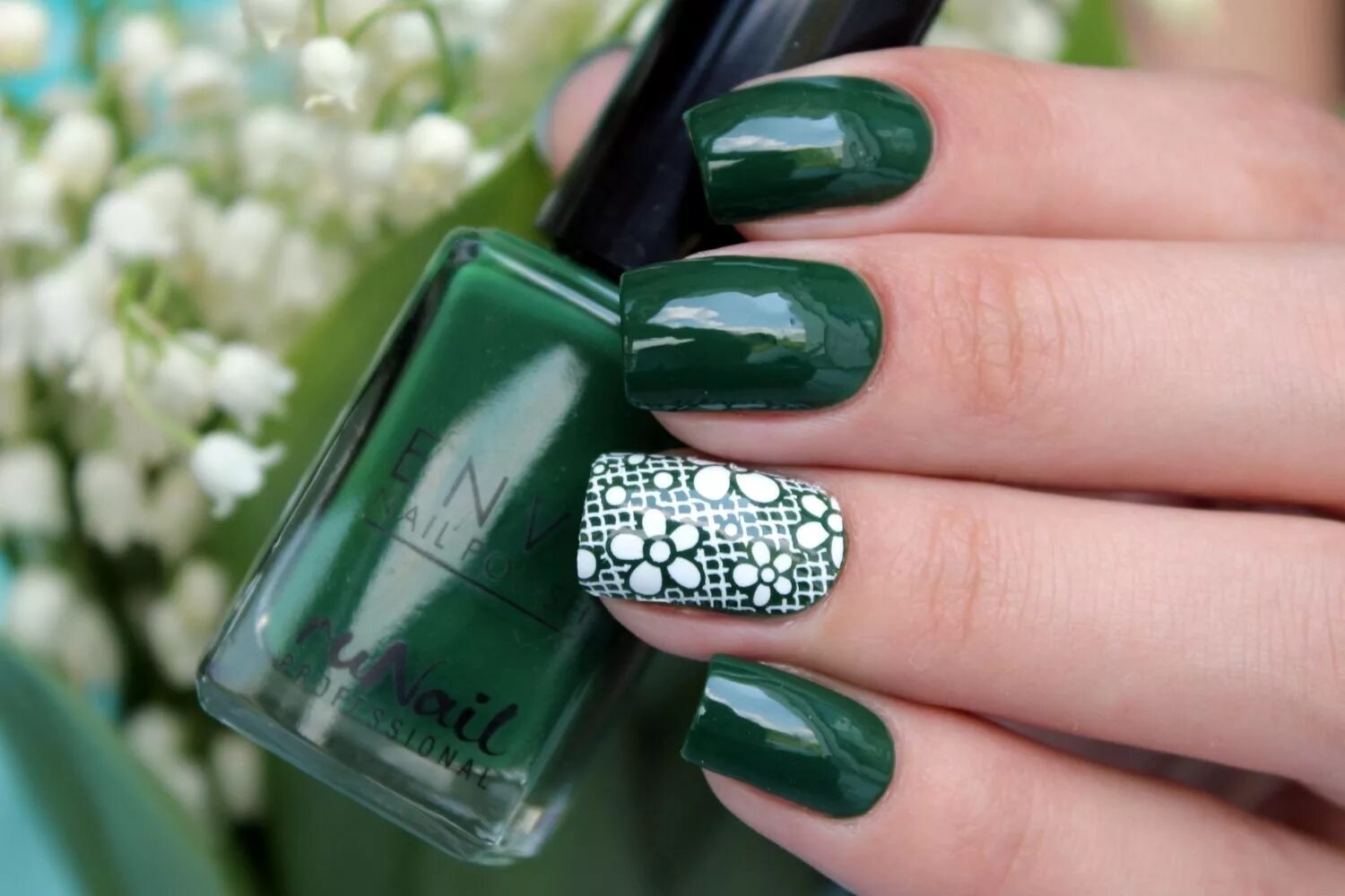 Маникюр с едким зеленым цветом. Маникюр светло зеленый сочетание. Зеленые ногти. Маникюр зеленого цвета. Маникюр зеленого цвета.