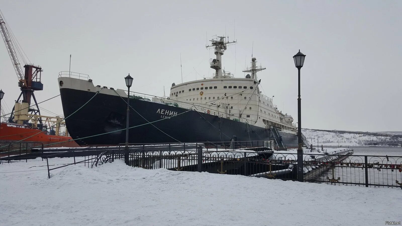 Спуск на воду атомного ледокола ленин. Корабль-музей атомный ледокол «Ленин». Ледокол Ленин Мурманск. Музей ледокол Ленин Мурманск. Атомный ледокол Ленин Мурманск.