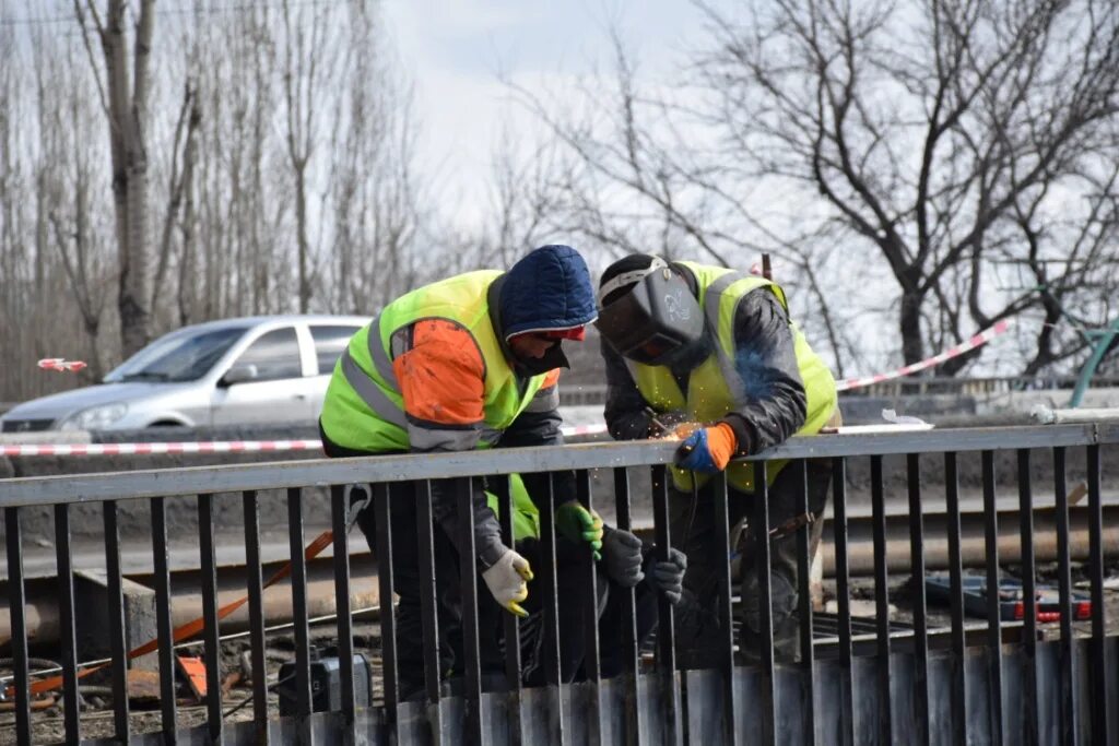 Подрядчик 2018. Строители на строительной площадке. Подрядчик поставил. Инженер строительного контроля. Строительный подрядчик.