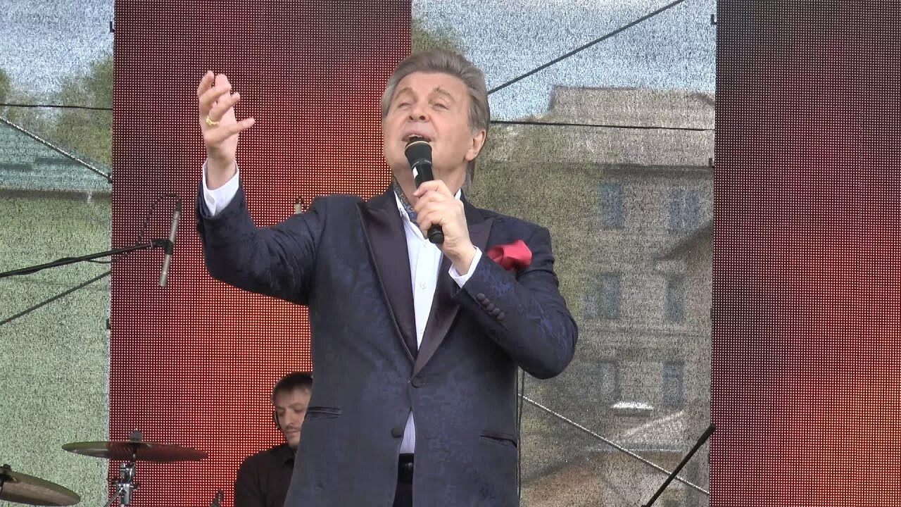 Оратор. Лозунги левых эсеров. Левый выступать. Лев лещенко и иосиф кобзон. Акция на лубянке долой полицейское самодержавие.