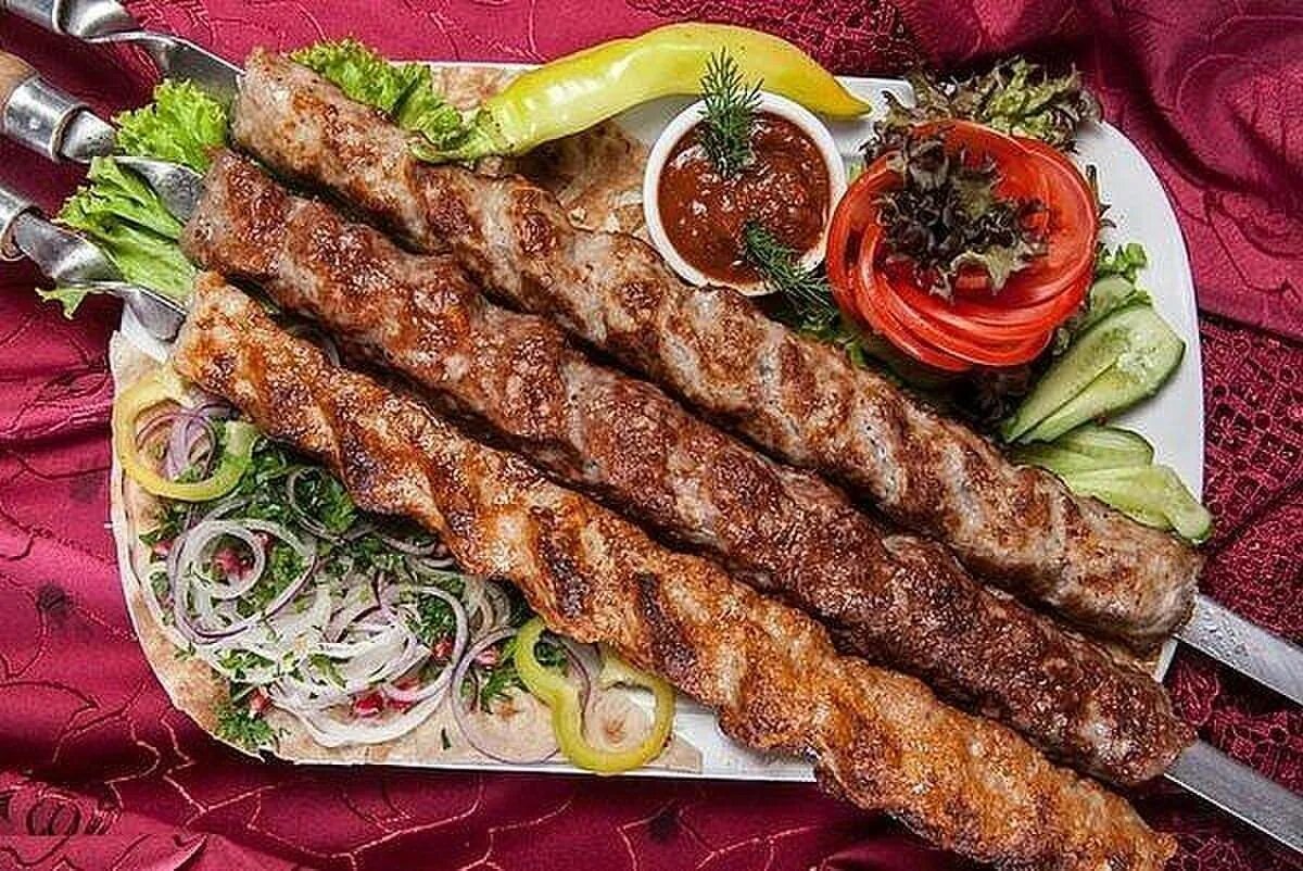 Сочные люля. Люля-кебаб азербайджанский. адана кебаб. азербайджанская кухня люля кебаб. шашлык люля кебаб.