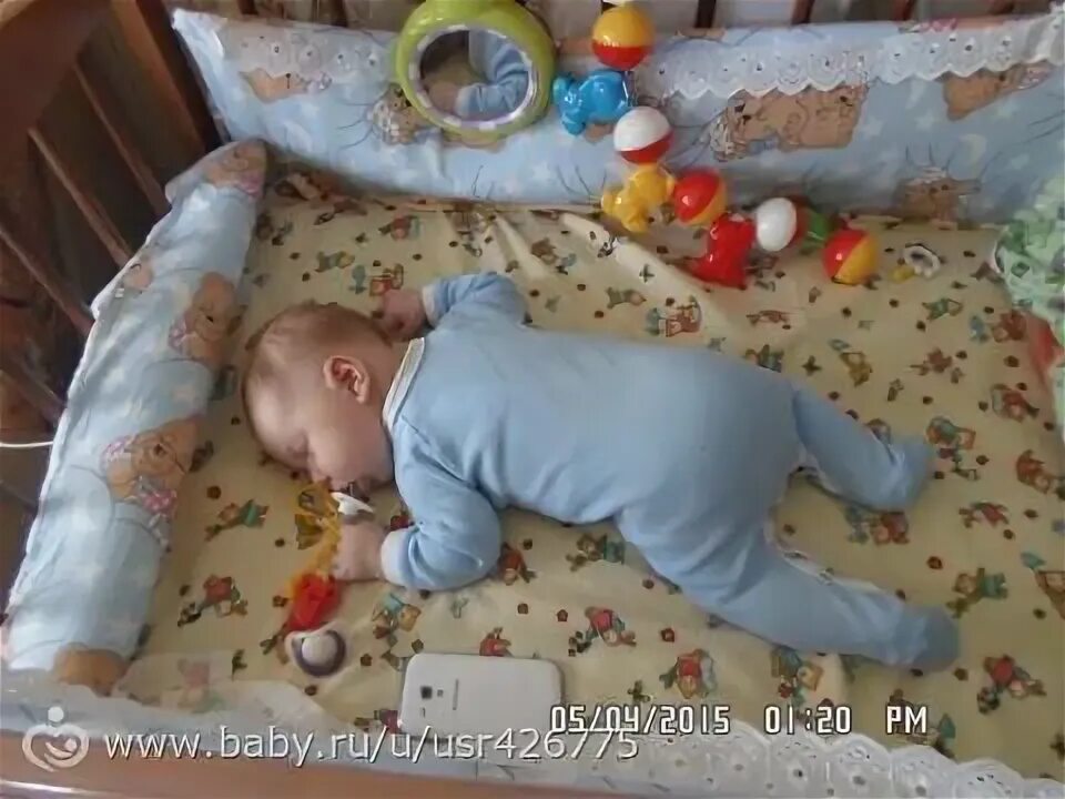 Пеленать в 4 месяца. Малыш спит на животе в 4 месяца. Переворачивается на живот во сне. Ребенок переворачивается на живот во сне. Ребенок в 4 месяца неактивный.