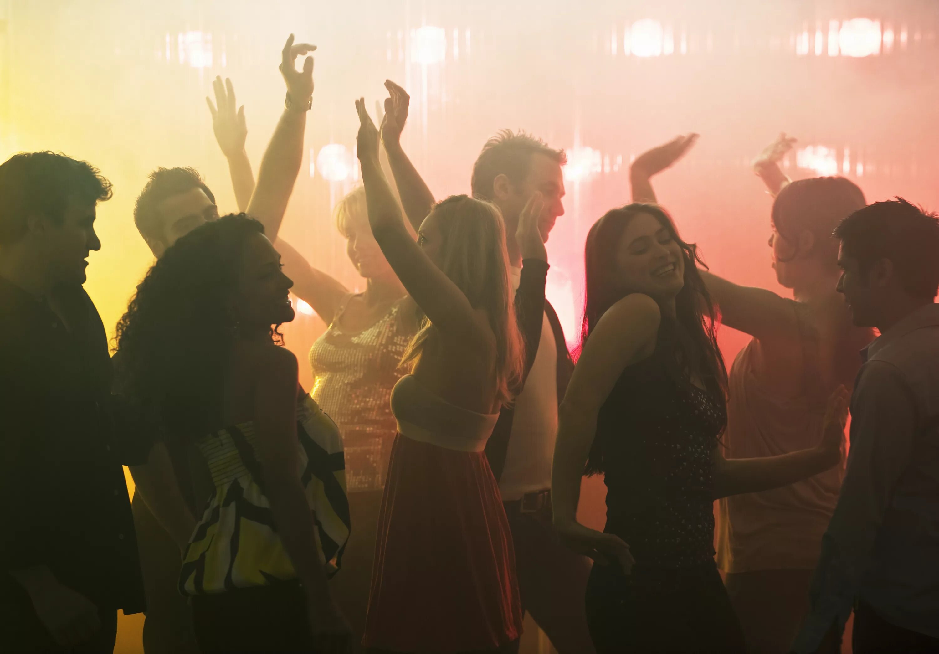 Вечеринка танцы. Девушка танцует на дискотеке. Дискотека для молодежи. Толпа девушек в клубе. Толпа девушек в клубе.