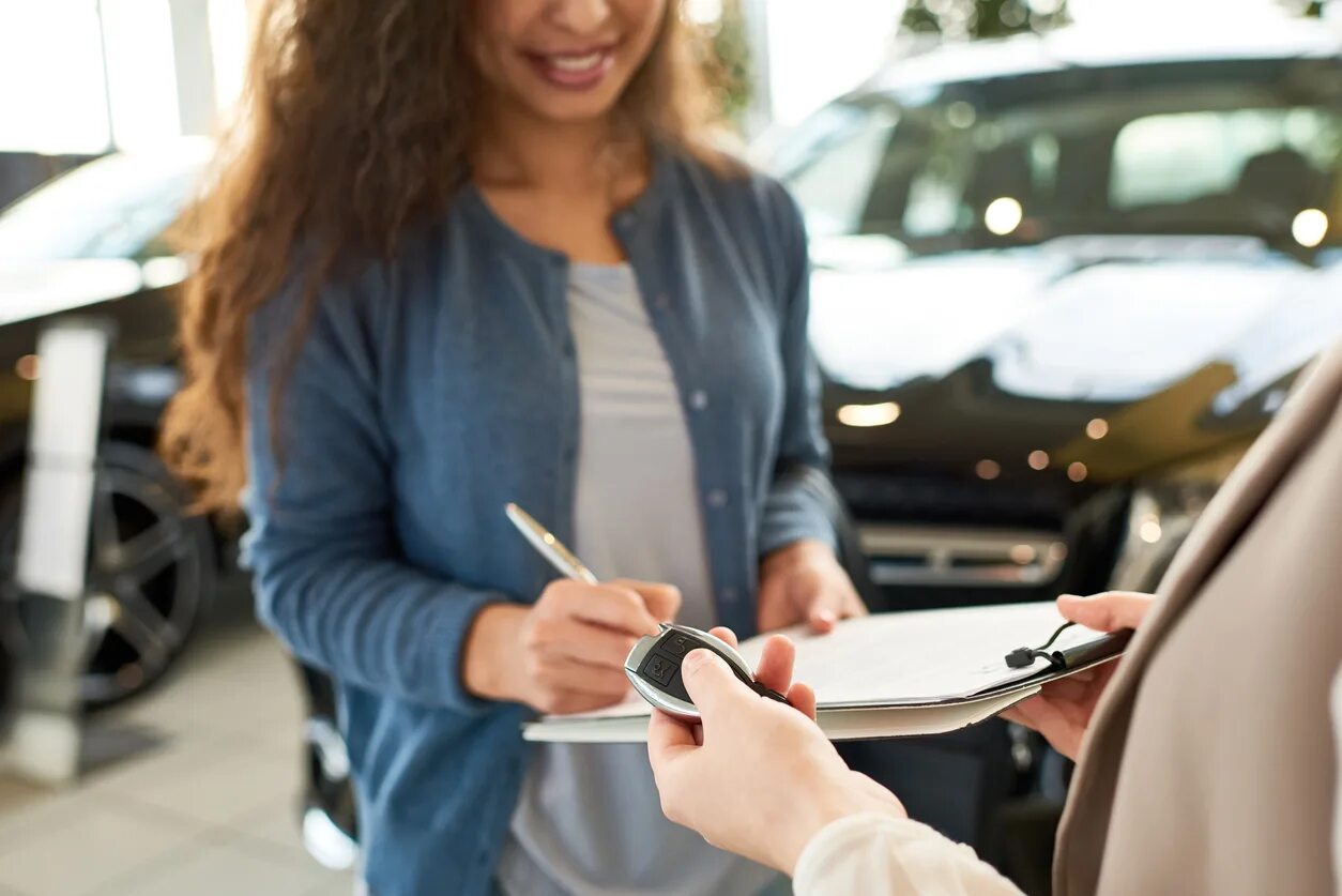 I will buy a new car. Менеджер по автомобилям. Автопрокат картинки. Арендовать машину. Счастливый покупатель авто.