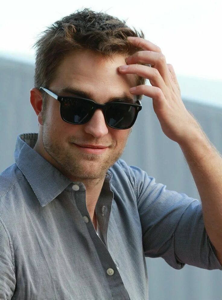 Картинка мужчина года. Дилан Кассман. Роберт Паттинсон очки. Robert Pattinson в солнцезащитных очках. Пайсин Евгений Тула.
