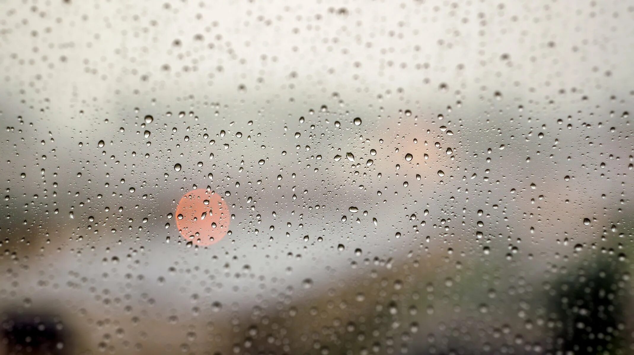 Запотевшее стекло дождь. Капли на стекле. Дождь на стекле. Капли на окне. Дождевые капли на стекле.