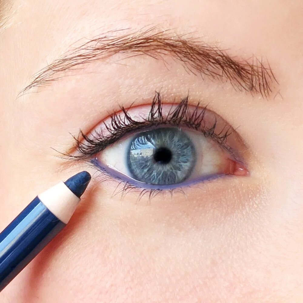 Карандаш eyeliner. Стрелки карандашом каял. Карандаш для глаз Eyeliner. Синий карандаш для глаз. Подвести глаза карандашом.
