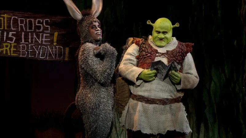 Шрек клоун. Шрек в костюме театр. Шрек мюзикл. Герои шрека. Шрек бродвей мюзикл.