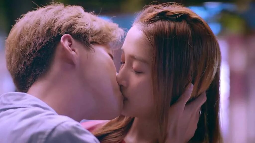 Ударишь поцелую. Детский поцелуй в щечку. Поцелуй с языком. Девушка целует парня в щечку. Сокрушительный удар дорама поцелуй.