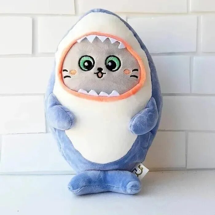 Котенок Акуленок игрушка. Котик акула мягкая игрушка. Котик в костюме акулы игрушка. Кот акула плюшевая игрушка.