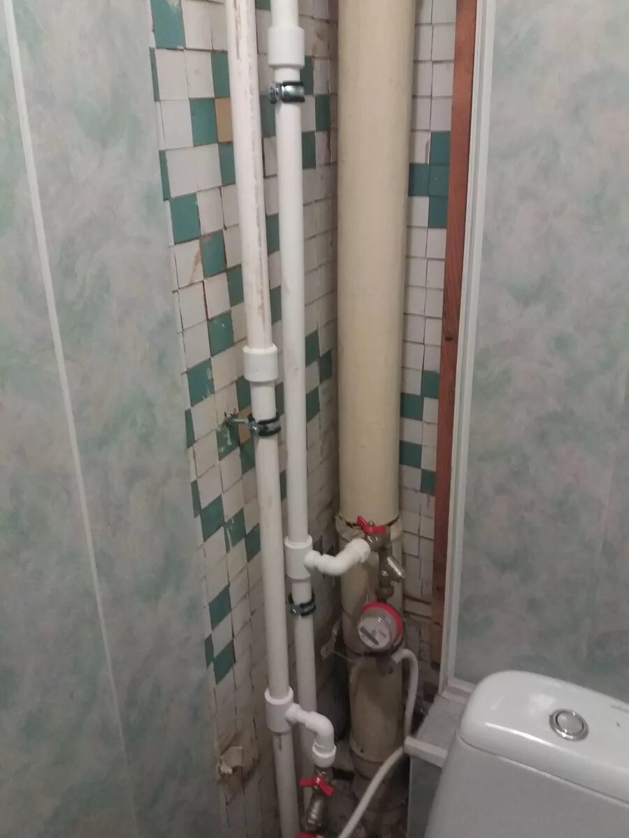 менять канализационную трубу в квартире. канализационные трубы в квартире. вертикальная труба канализации. водопровод в ванную комнату. канализационная труба в новостройке.