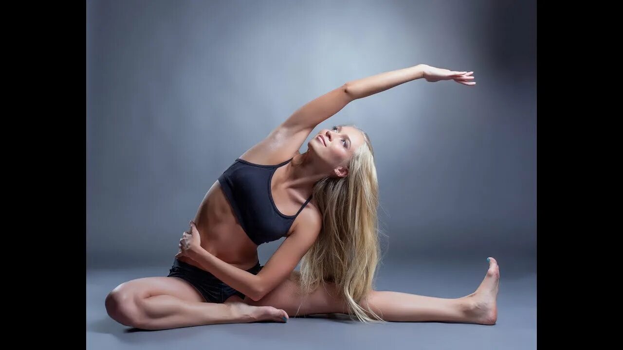 Great stretching. Удивительная гибкость тела. Йога блондинка. Девушка растягивается. Стретчинг и красота тела.