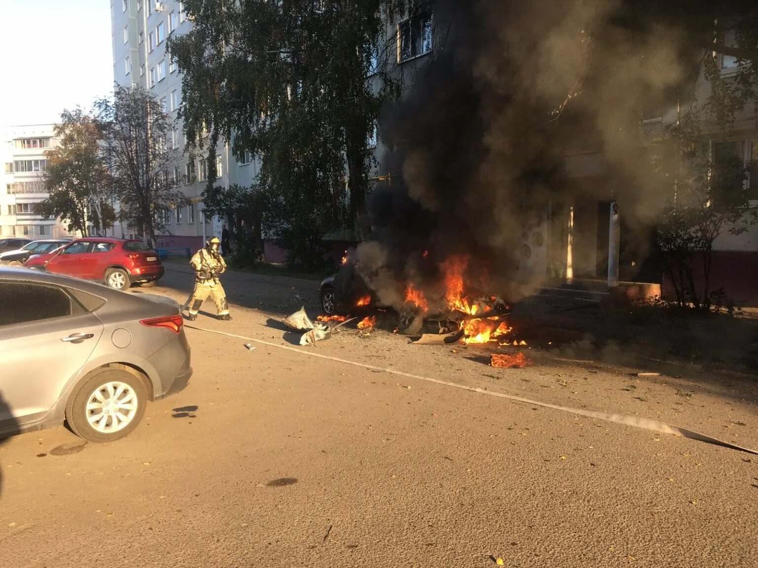 Что горит в челнах сейчас. Пожар в набережных челнах. горящая машина на беляево. кириши сгорели машины.