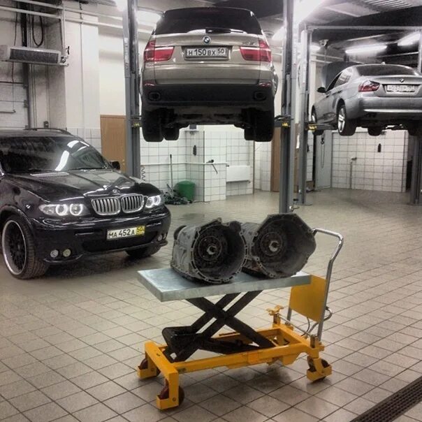 Bmw x5 в сервисе. Автосервис позвонить. Автосервис позвонить. Звонок в автосервис. Кореана автосервис.