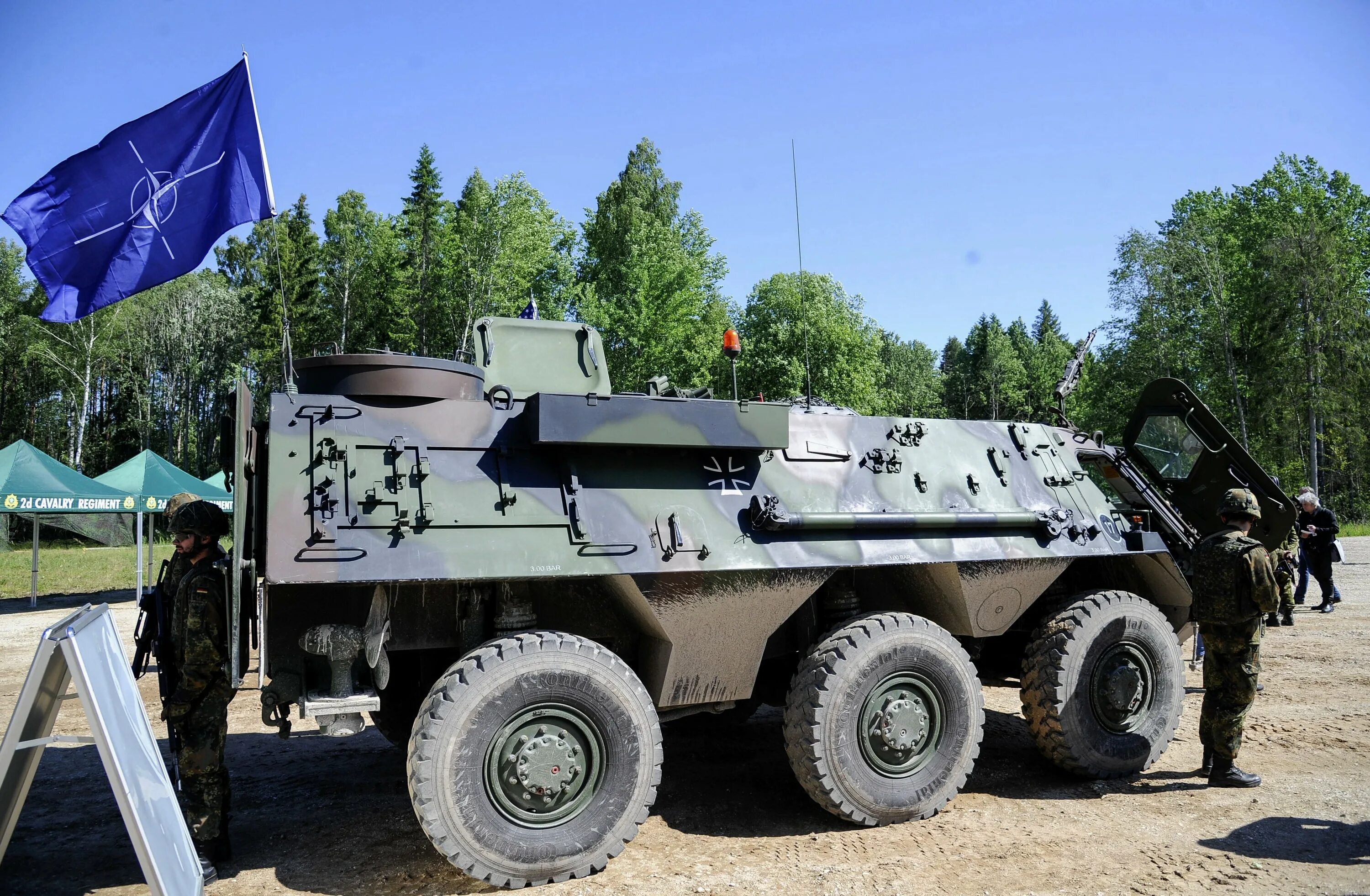 Бронеавтомобили husky tsv. Разебаная натовская техника. Натовская техника в москве до какого. Бронеавтомобили husky tsv. Бронетранспортеры нато.