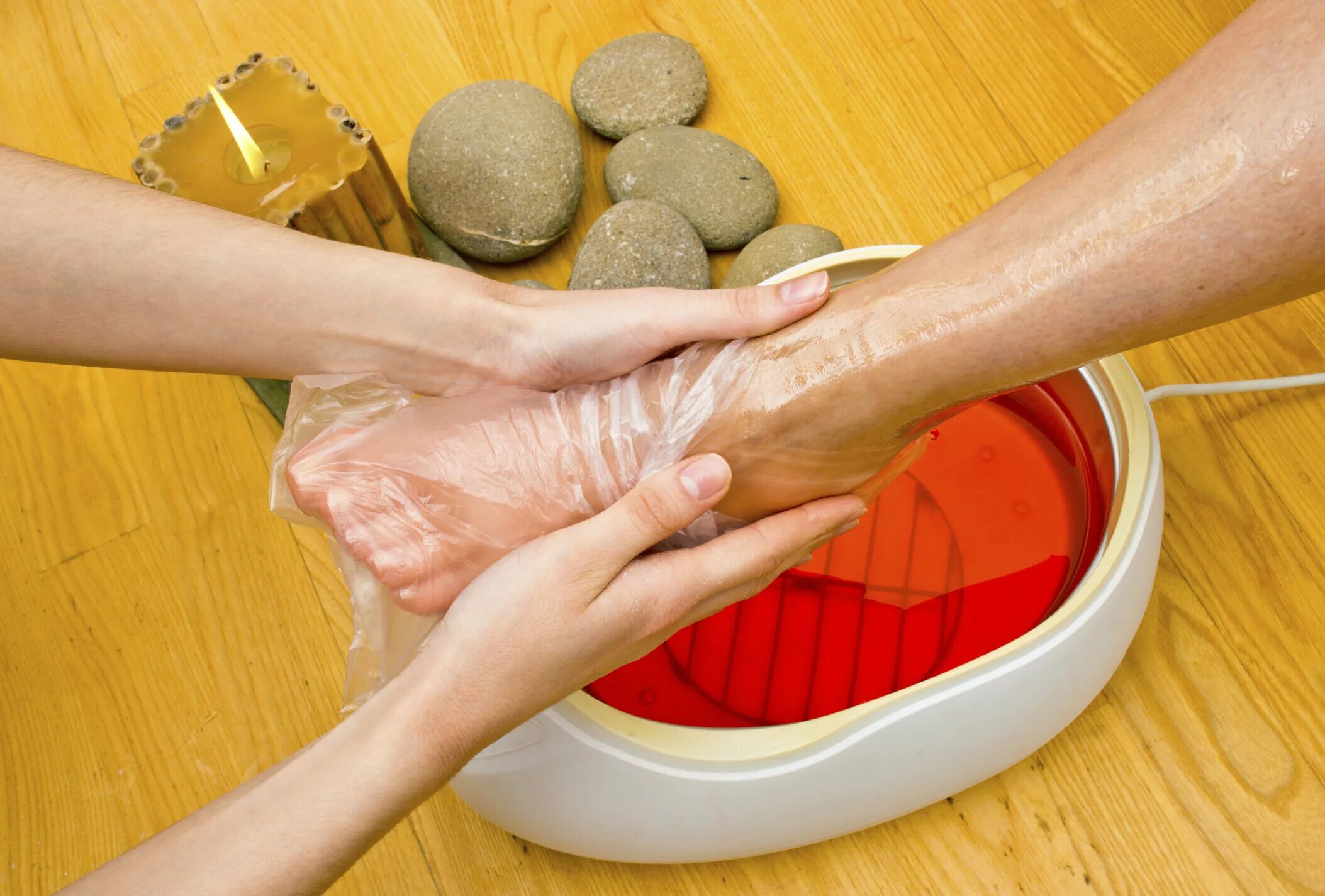 Foot bathing. Теплолечение парафинолечение. Парафиновые ванночки для ног. Парафинотерапия для ног. Восковые ванночки для ног.