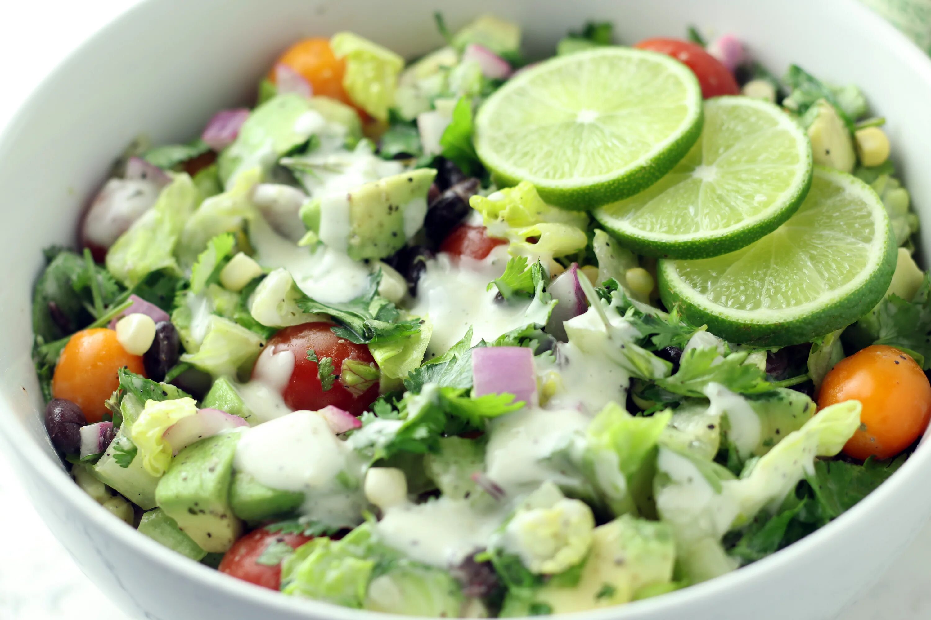 Салат из авокадо рецепт простой и быстрый. Салат из авокадо рецепт простой и быстрый. Салат из авокадо с огурцом и яйцом. Салат из креветок и авокадо в авокадо. Салат с авокадо и фетой.