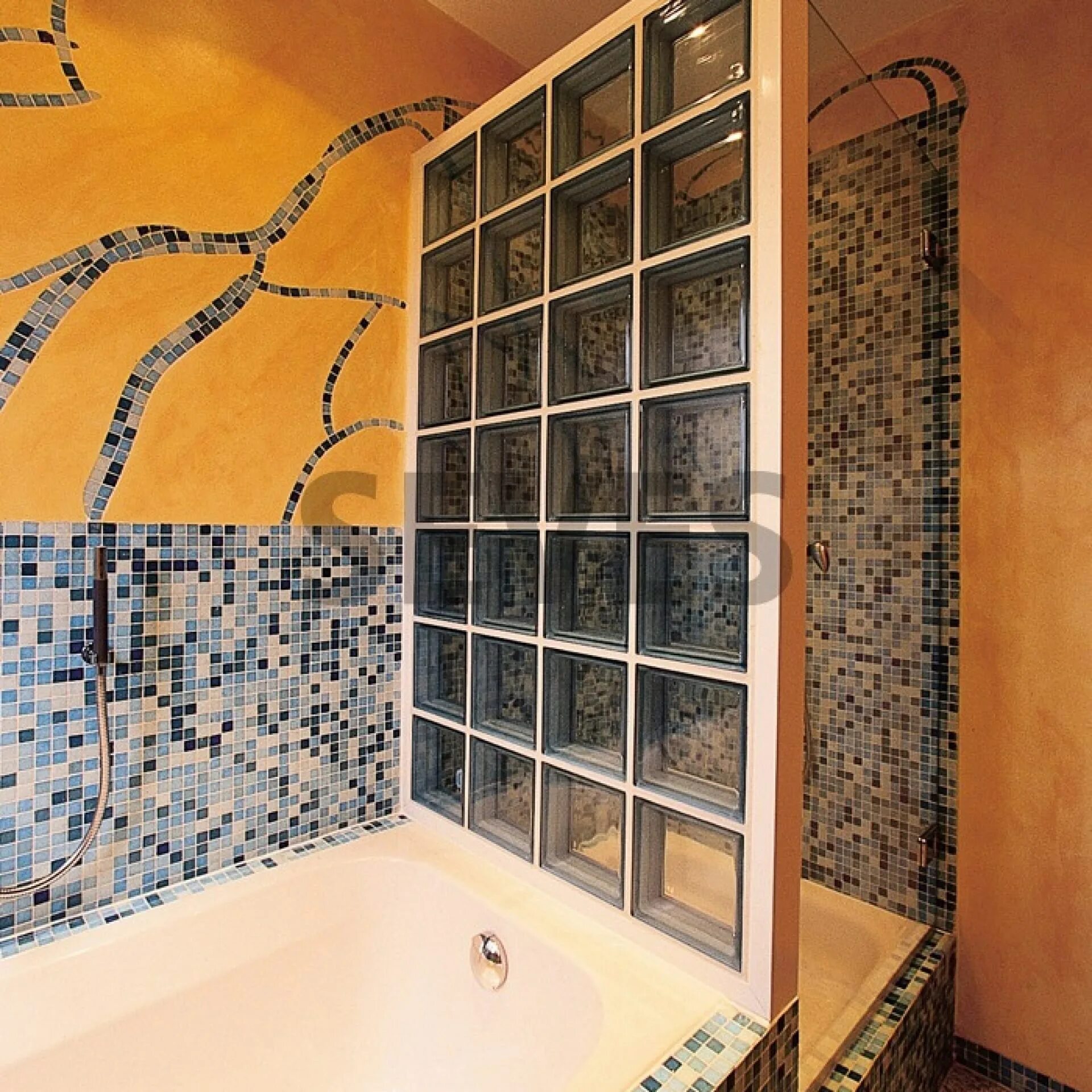 Теплые стены в душе. Стеклоблоки в интерьере ванной. Стена из стеклоблоков в ванной. Стеклянные блоки для перегородок в ванной. Ванная комната со стеклоблоками.