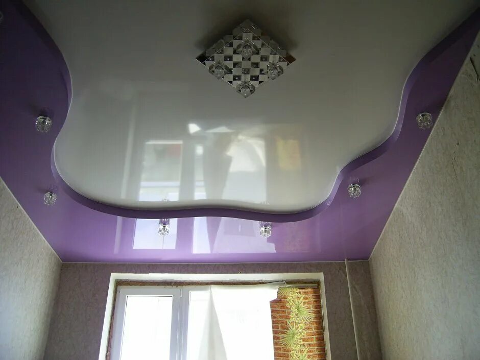 многоуровневый потолок в гостиной. двухуровневый потолок. двухъярусный потолок. бордовый натяжной потолок. уральские потолки натяжные потолки.