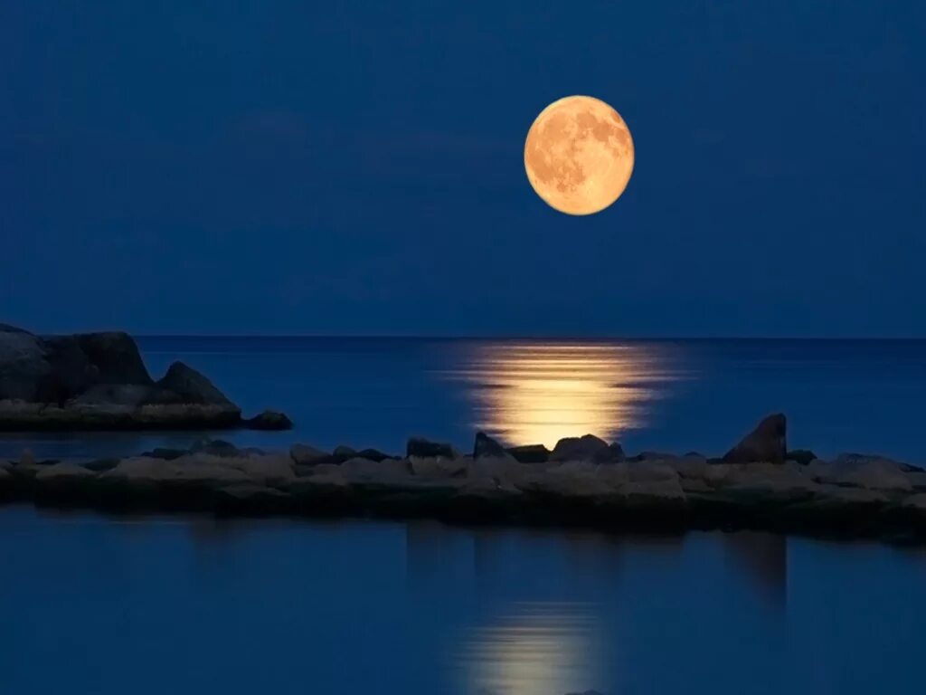 Lonely moon. Луна вечером. Луна при закате. Луна на закате солнца. Отражение желтой Луны в воде.