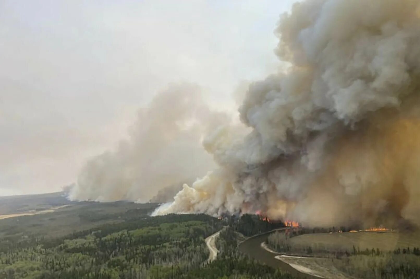 Пожары 2017 год. Лесные пожары. Пожары в Канаде 2023. Лесные пожары в Канаде. Огромный пожар.