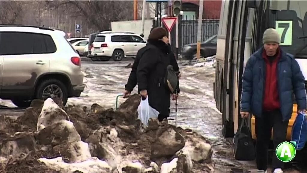 Женщина водитель такси. Водитель костанай свежие. Полицейский останавливает машину. Водитель костанай свежие. Внедорожник провалился под асфальт.