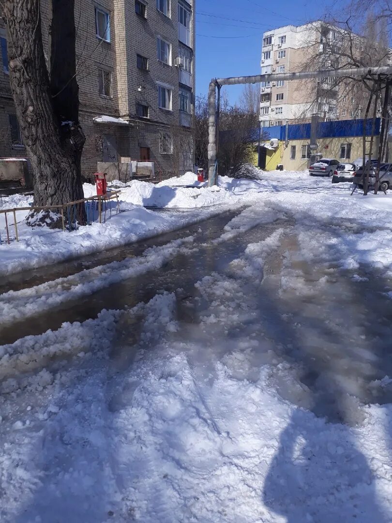 Нет воды энгельс. Двор 5 этажки. Энгельс вода. Советская вода. Калия Снежная во дворе в 5 этажке.