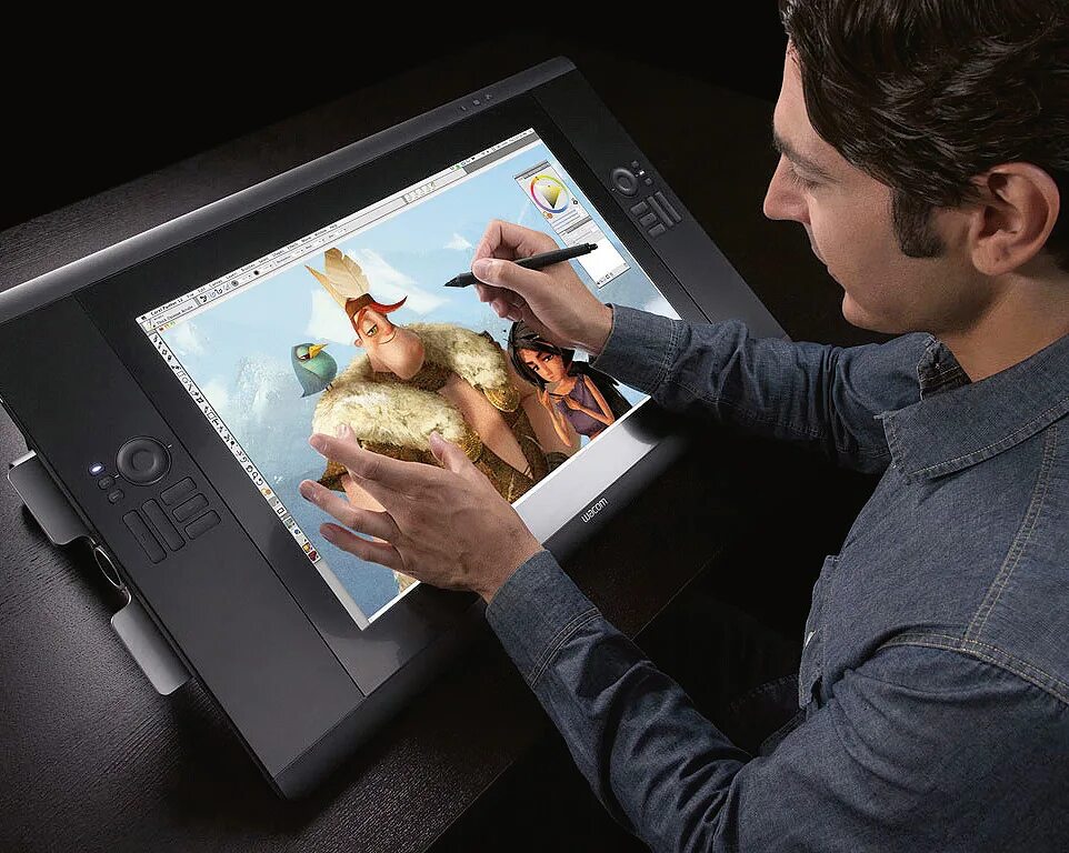 Гигантский планшет. Пользователь планшетом. Разговор по планшету. Айпад в руках. Человек с ноутбуком.