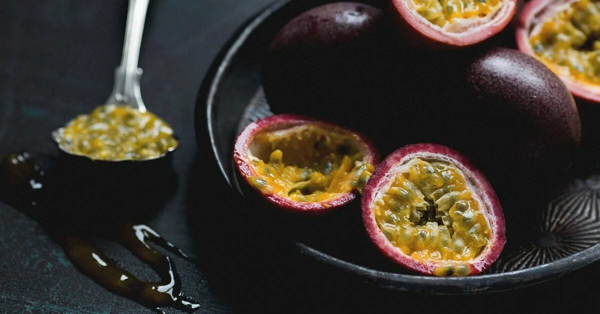 Гранадилла в разрезе. Маракуйя пэшн фрут. Маракуйя макро. Маракуйя свежая. Гранат маракуйя.