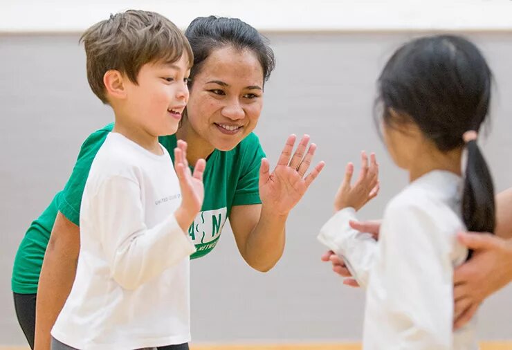 Аутизм и спорт. High Five with a child. School children speaking to each other. Give children a sense of Freedom. Met kids