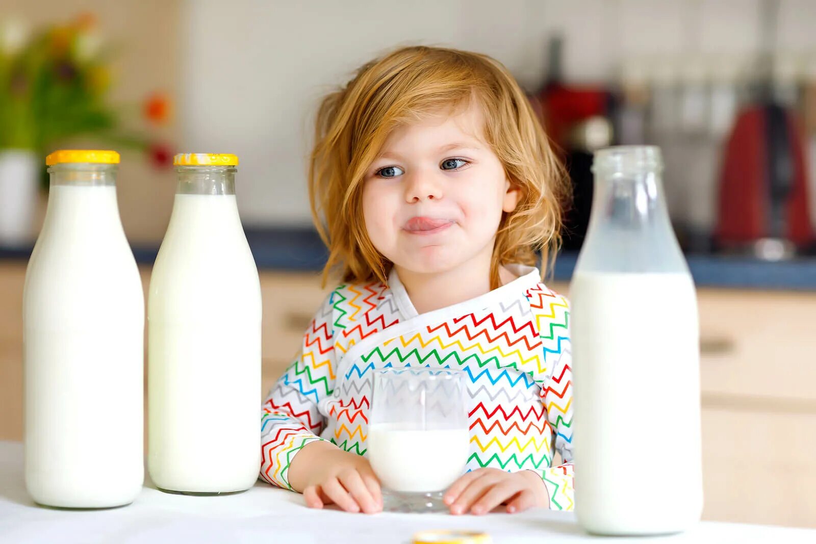 Мама молока пить. Семья молоко. Семья пьет молоко. Ребенок пьет кефир. Ребенок пьет молоко.