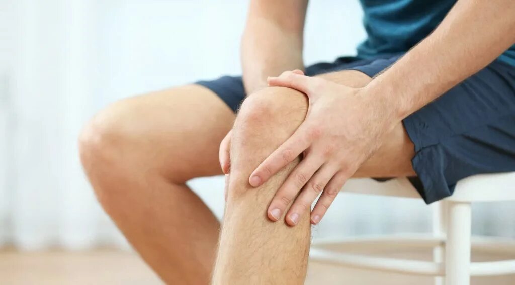 Какие боли в суставах. Заболевания коленного сустава травматология. Проблемы с коленным суставом в возрасте. Если болят суставы к какому врачу обращаться.