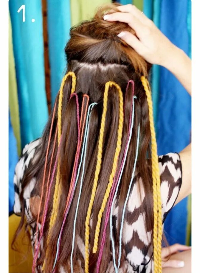 Пряди пряжу. Вплести в волосы искусственные пряди. Вплести цветные пряди в волосы. Нитки для волос вплетать. Вплетение цветных прядей в распущенные волосы.