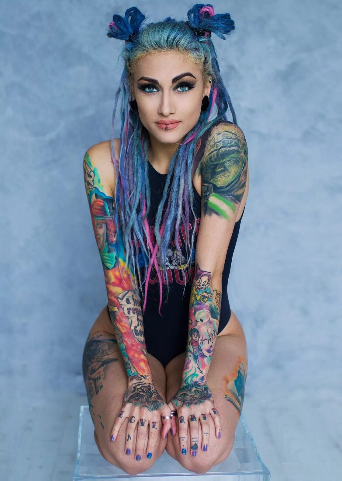 татуированные неформалки. девушка с синими волосами и тату. татуированная неформалка. татуированные неформалки. разноцветные волосы у девушек.