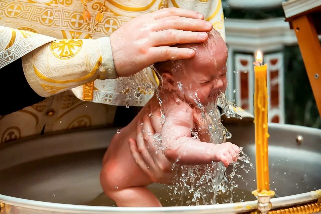 После крещения младенца. Крестины таинство крещения. Крещение младенца. Крещение грудничка. Крестины ребёнка в церкви.