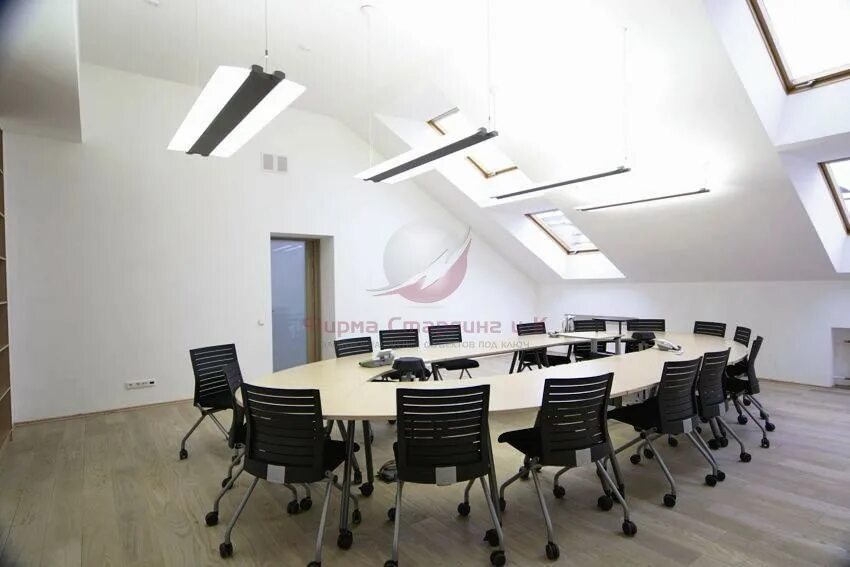 Провода с потолка в офисе. Монтаж освещения. Электрика в офисных помещениях. Электрика в офисе. Кабинет электрика.