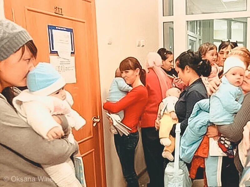 Пропустят без очереди беременных. Очередь в больнице детской. с ребенком в очереди больнице. очередь в детских поликлиниках. ребенок в очереди в поликлинике.