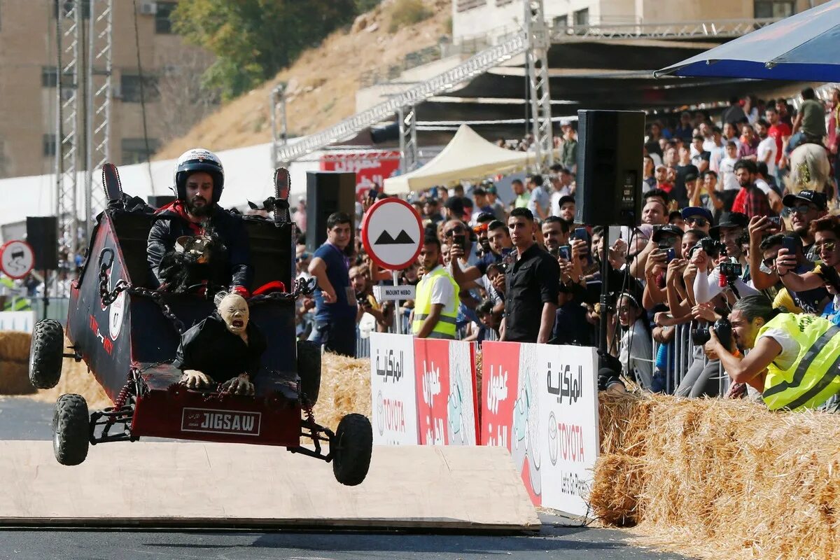 Гонка Red bull Soapbox Race. Гонки с горы без двигателей в Эквадоре. Red bull гонка на самодельных машинах. Редбул гонки самоделок. Самодельные гонки