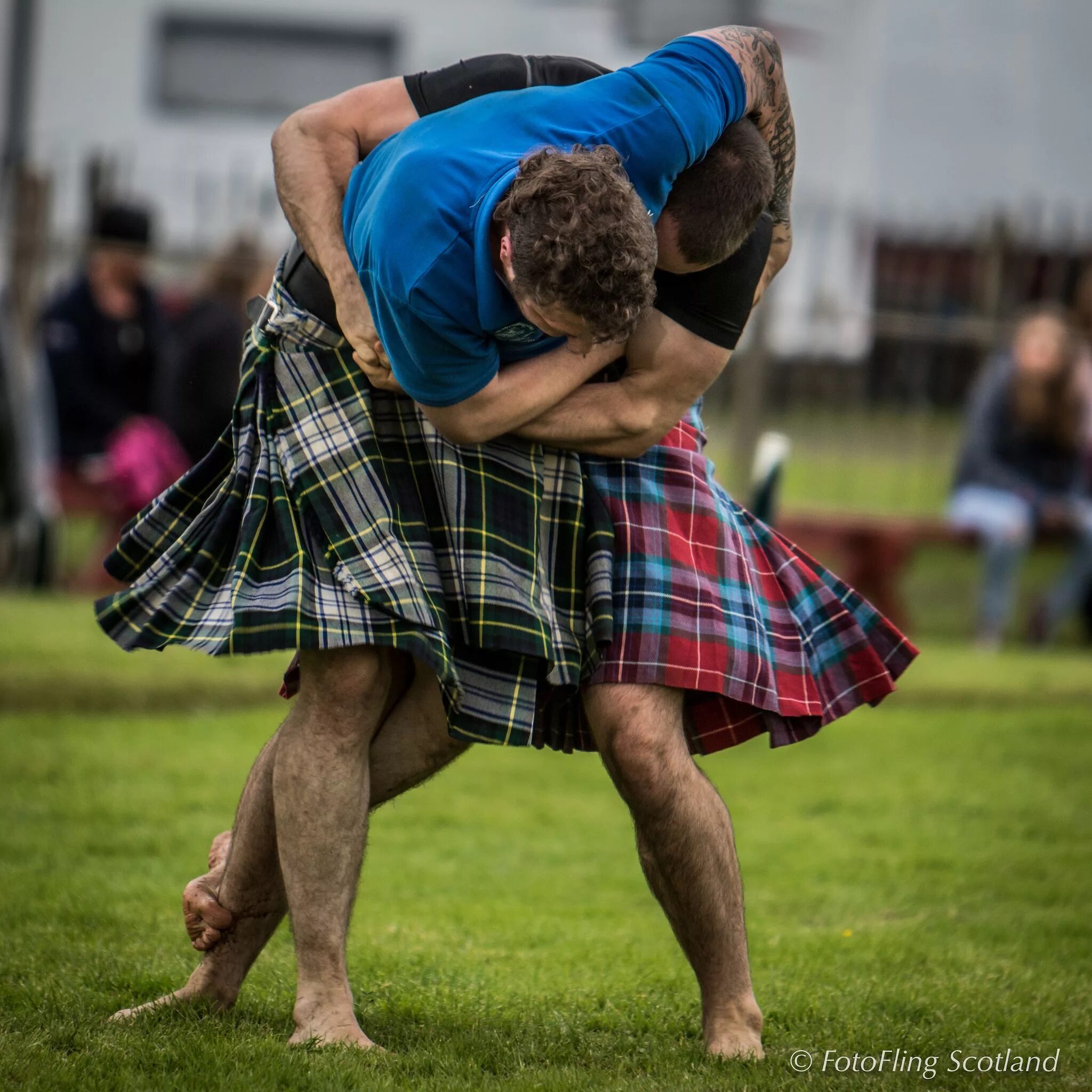 Килт 5. Нижнее белье под килтом. Мужская короткая юбка. Смешные мужики в юбках. Два мужика в юбках.