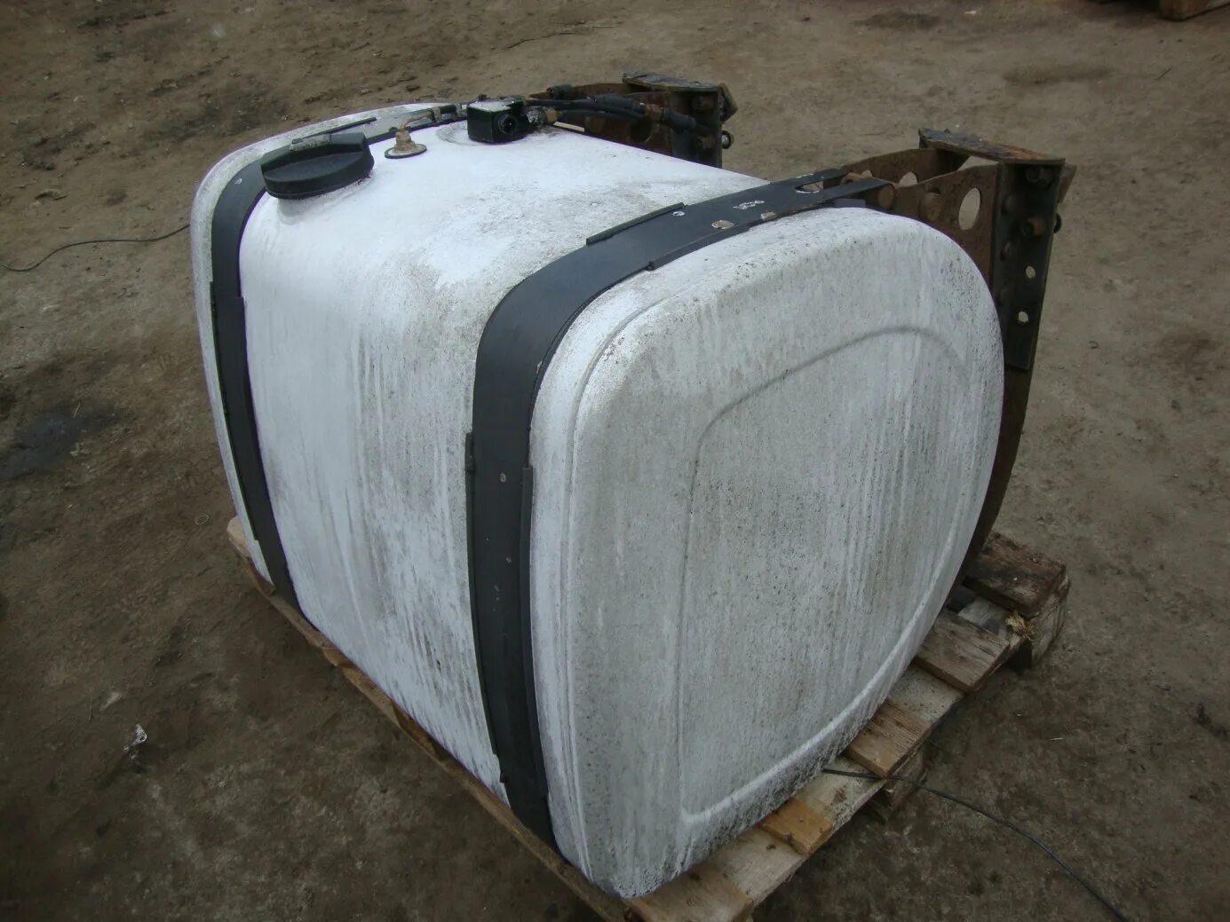 Бак вольво. Топливный бак volvo fh 4. Бак вольво. Бак топливный вольво фн 12. Топливный бак 570 литров volvo.