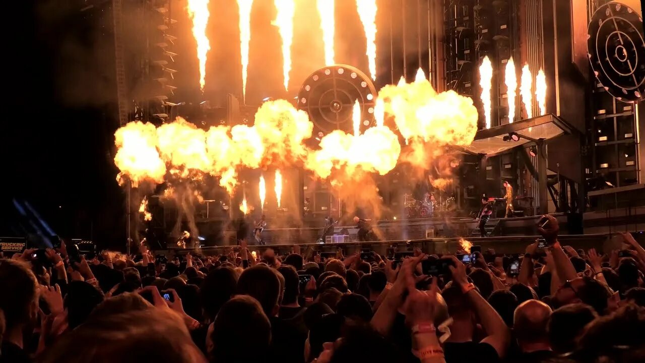 Концерт рамштайн в дублине. Концерт рамштайн в дублине. Rammstein концерты 2024. Флэшмоб концерт rammstein. Rammstein концерт.