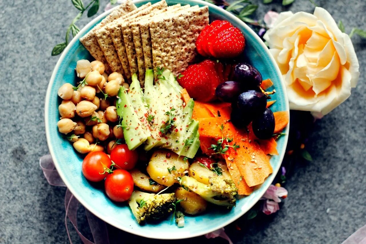 Завтрак эстетика. Красивая еда. Правильное питание эстетика. Еда это красиво. Сырная тарелка с инжиром.