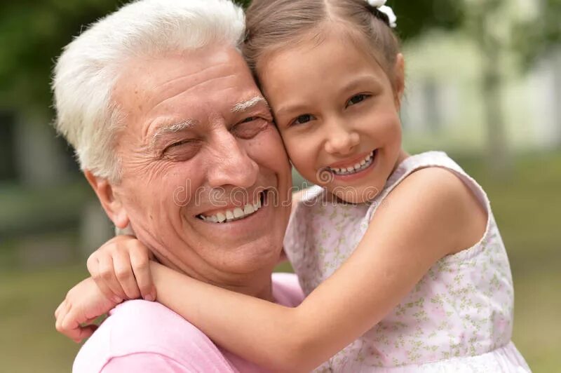 Grandpa daughter. Молодой дедушка. Девочка с дедушкой. Объятия дедушки. Мужчина с внучкой.