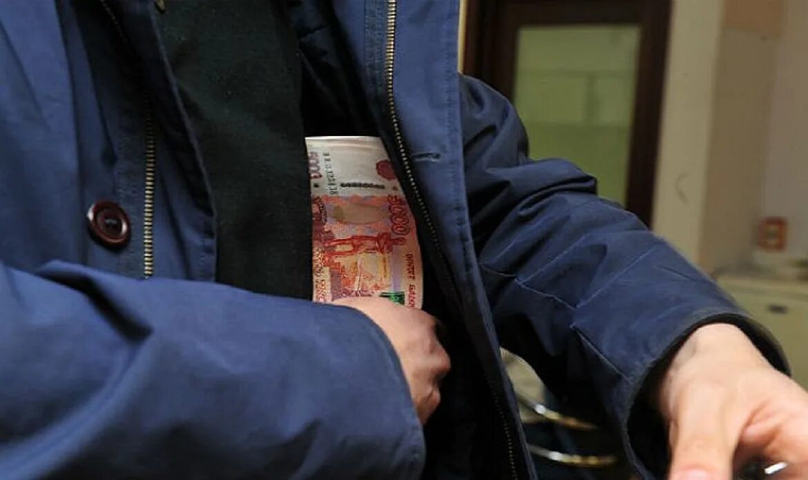 Вчера украли деньги. Конфискованные деньги. Похитил деньги. Вчера украли деньги. Арестованные карты фото.