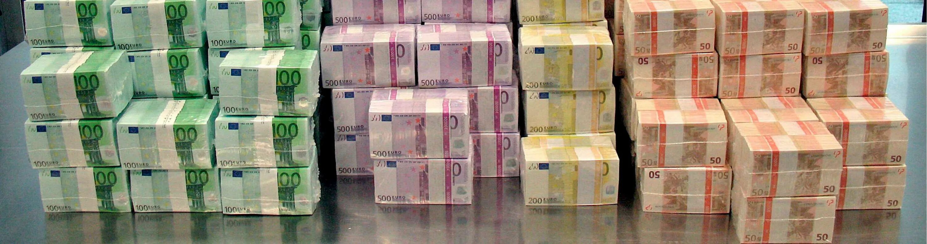 125 долларов в рублях. Евро много пачек. Много денег рубли пачки. Деньги в пачках 5000 много. Пачки денег евро 1 млн.