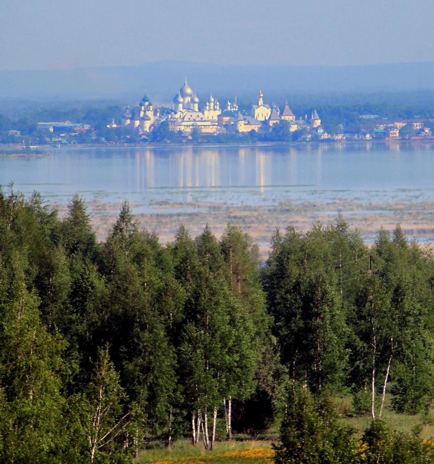 На берегах озера неро между москвой. Озеро Неро. Неро (озеро) водные объекты Ярославской области. Уникальные водные объекты России. Ростов Великий противоположный берег озера Неро.