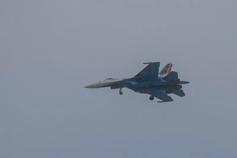 Самолет в небе. Истребители над новосибирском. Миг 31 новосибирск. Самолет низко пролетел над новосибирском. В новосибирске пролетел истребитель.