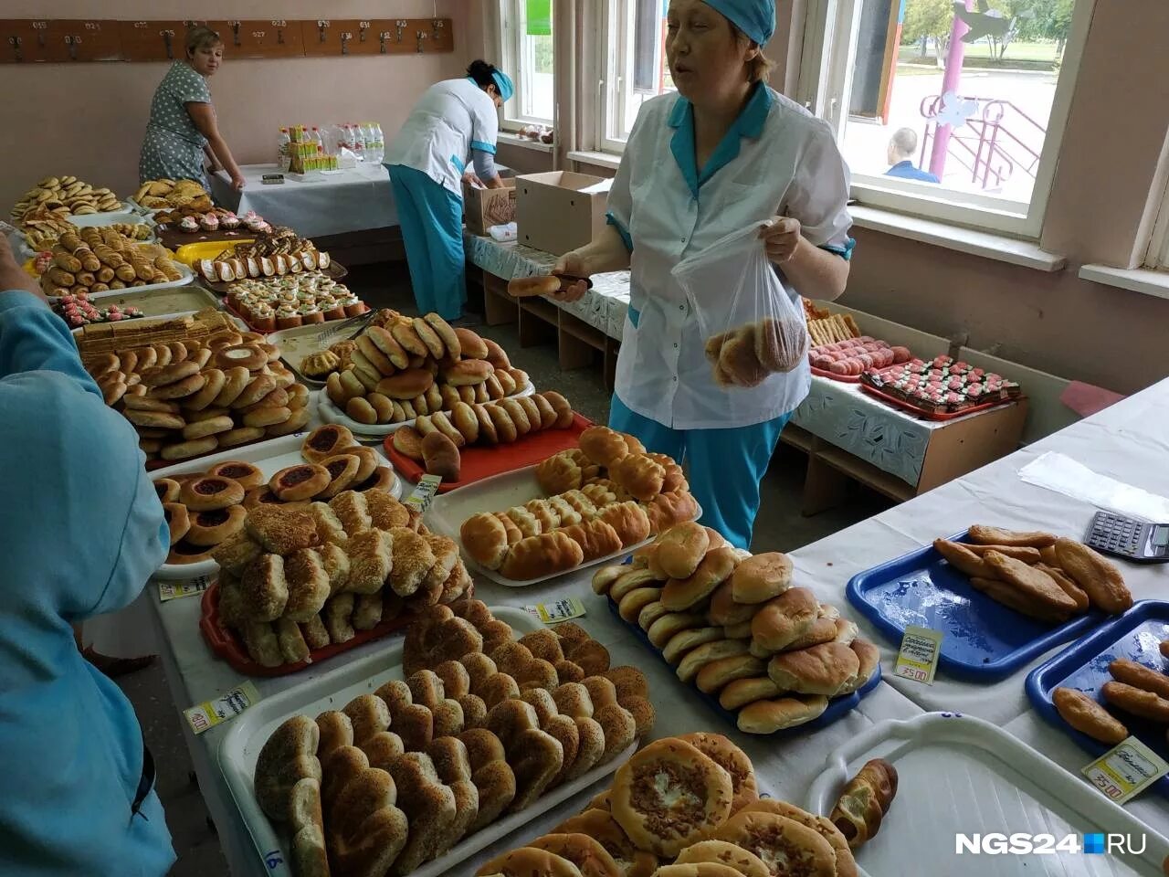 Выпечка в школьной столовой. Школьная столовая выпечка. Пирожки в школьной столовой. Выпечка в школе в столовой. Буфет на избирательном участке