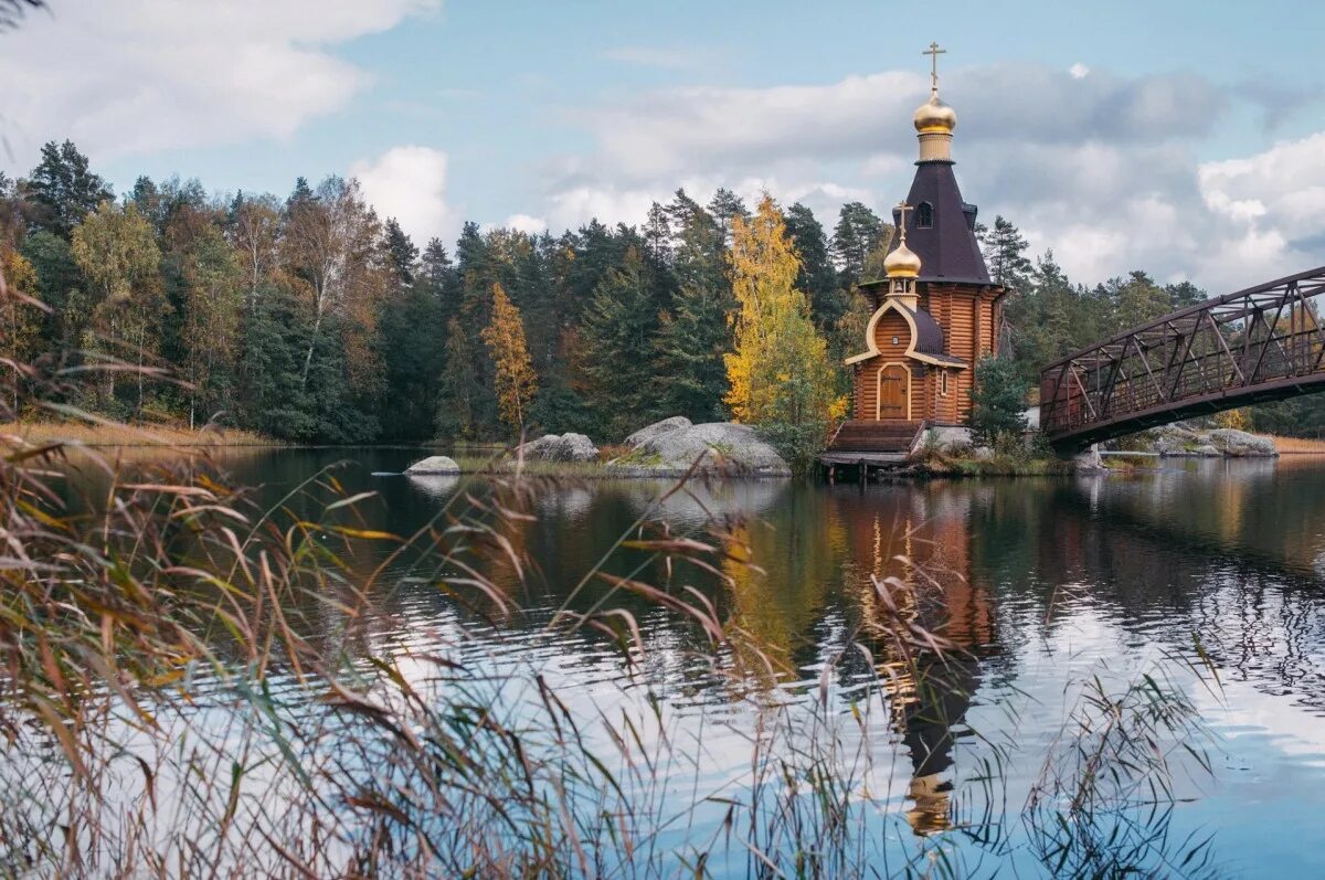 Церковь на берегу озера. Храм Андрея Первозванного на Вуоксе. Церковь Андрея Первозванного на реке Вуокса. Церковь Андрея Первозванного на реке Вуокса туман. Скит Андрея Первозванного Валаам.