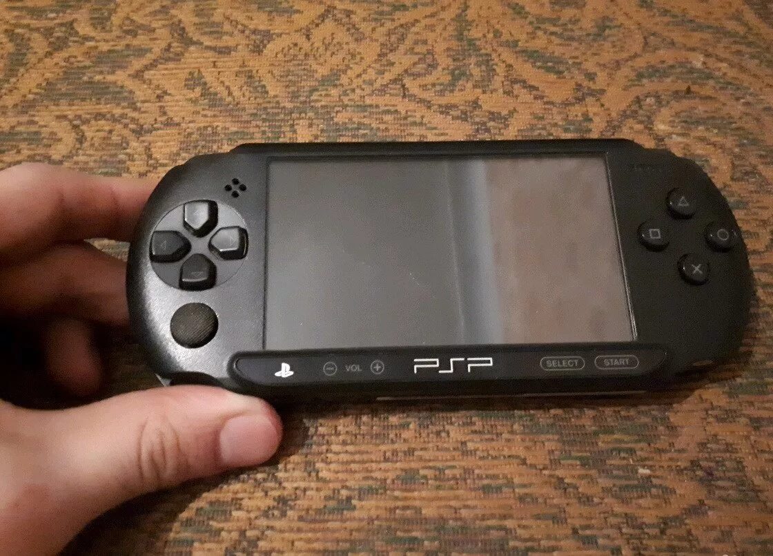 Псп челябинск. Sony PSP e1004. Sony PSP 5000. Sony PSP DSR 5000. PSP В руках.